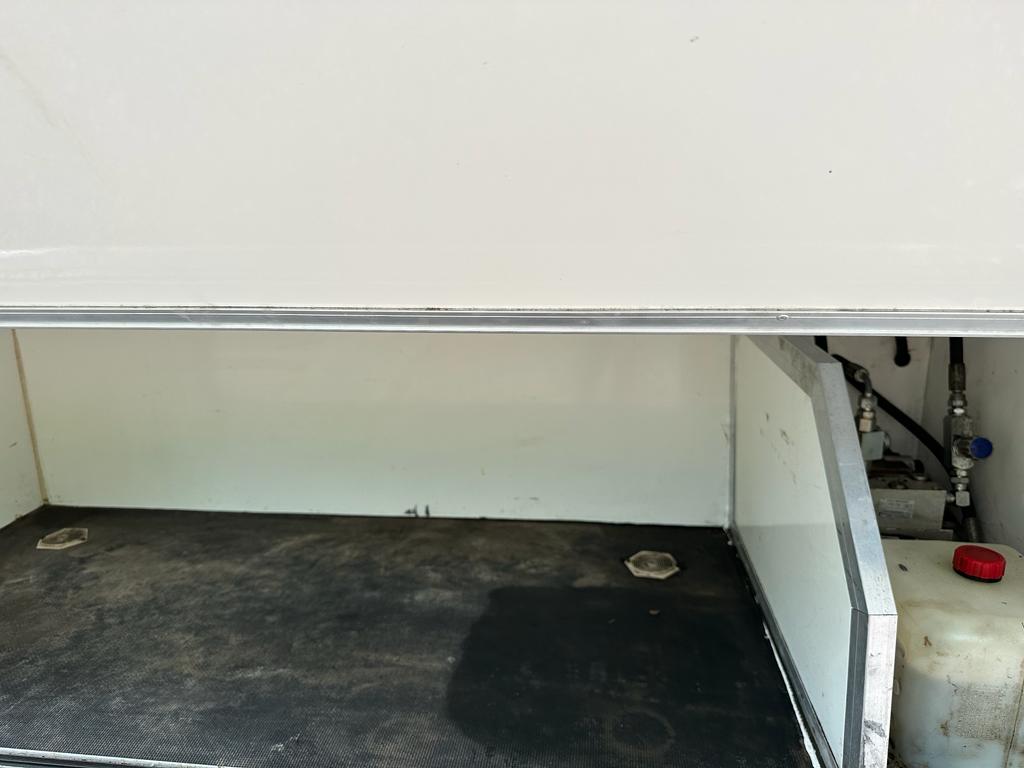 15-tonne coach-built DAF. Auto. 4 large stalls. Sleeps 4