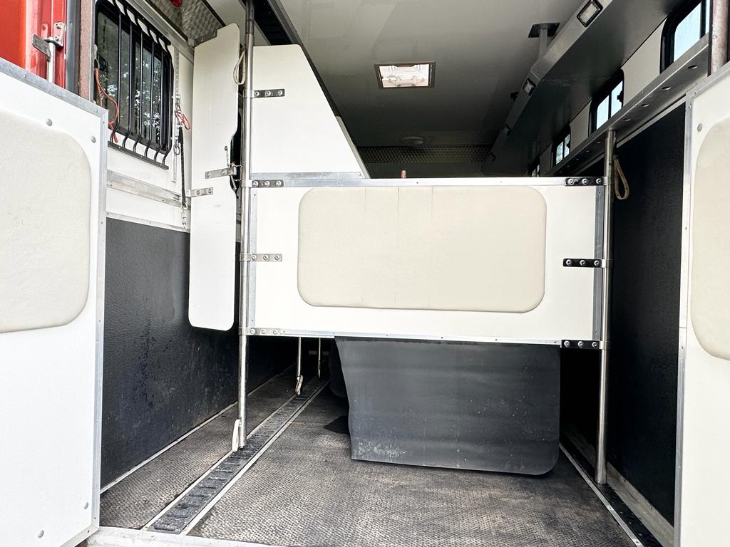 15-tonne coach-built DAF. Auto. 4 large stalls. Sleeps 4