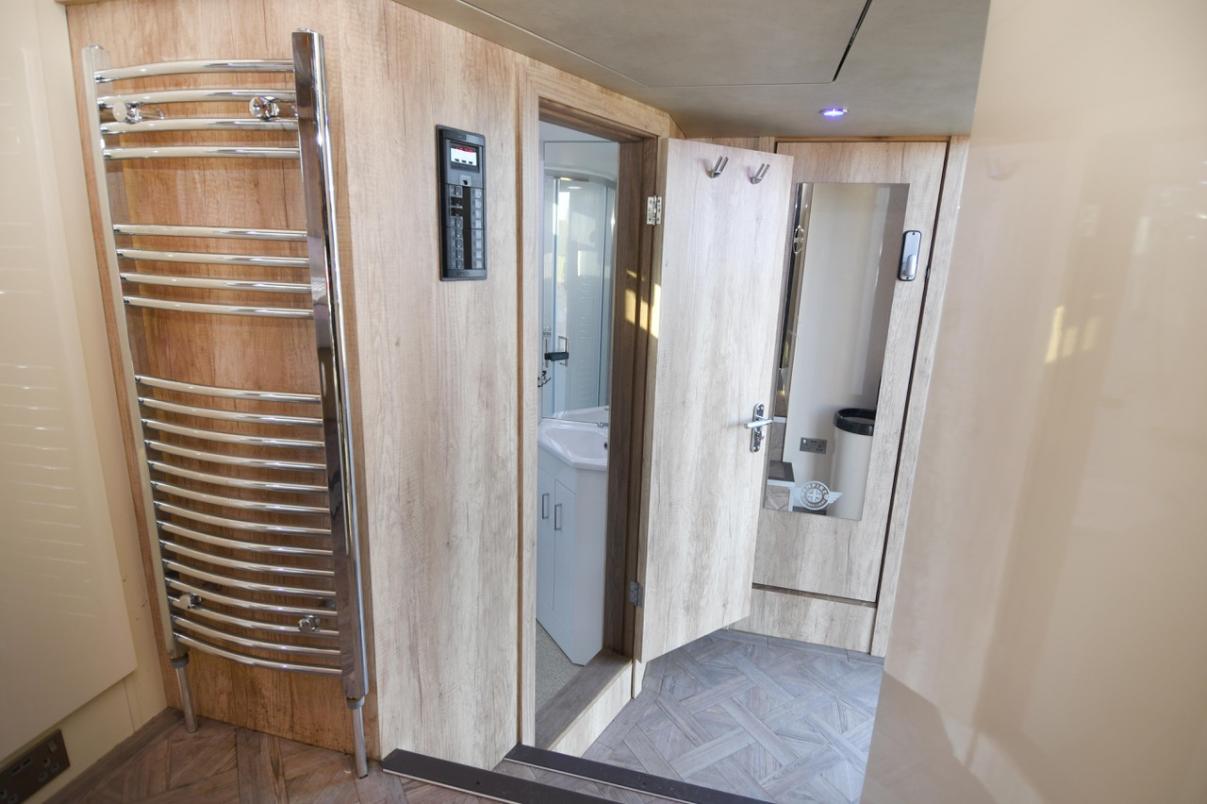 Empire Superior 18-tonne Luxury 5-stall, 6-berth Horsebox