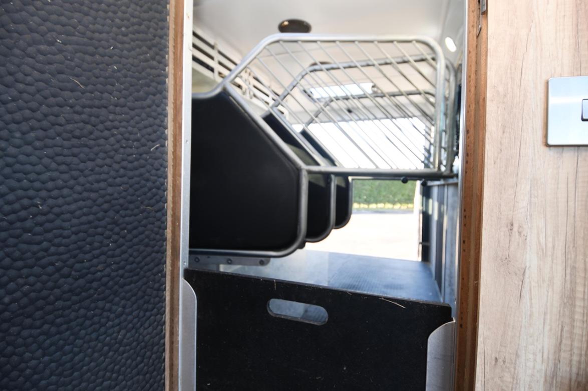 Empire Superior 18-tonne Luxury 5-stall, 6-berth Horsebox