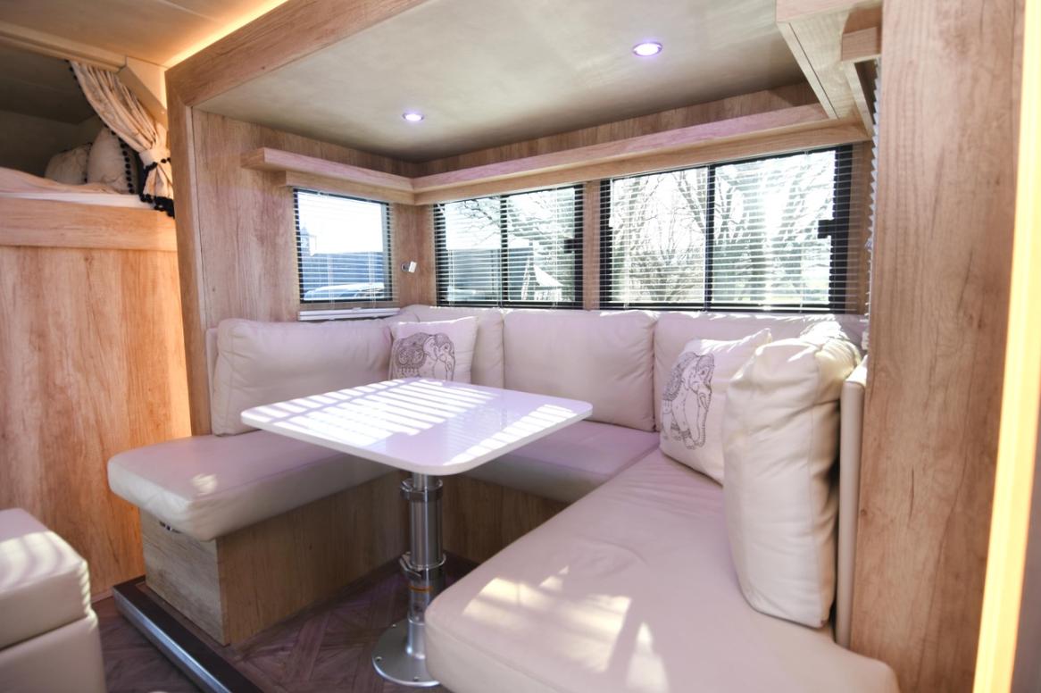 Empire Superior 18-tonne Luxury 5-stall, 6-berth Horsebox