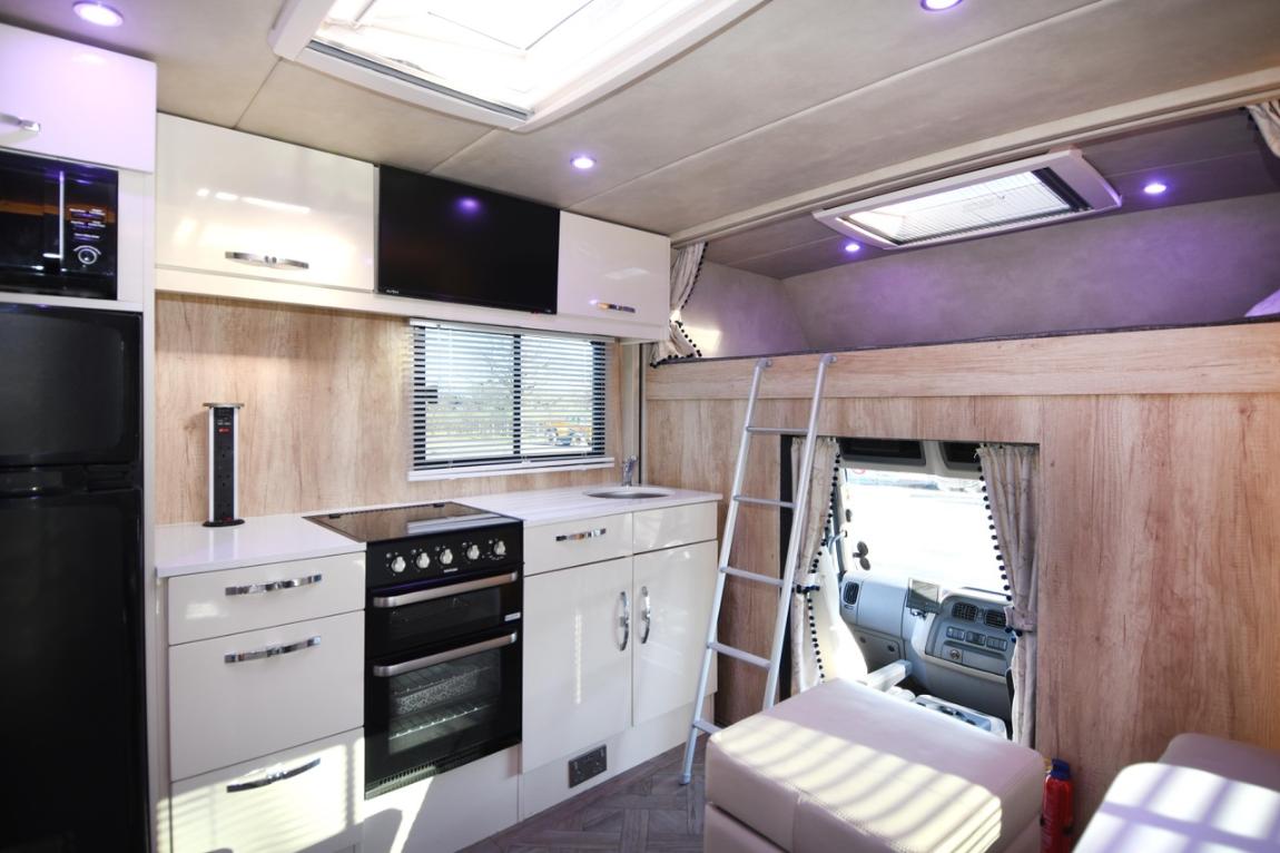 Empire Superior 18-tonne Luxury 5-stall, 6-berth Horsebox