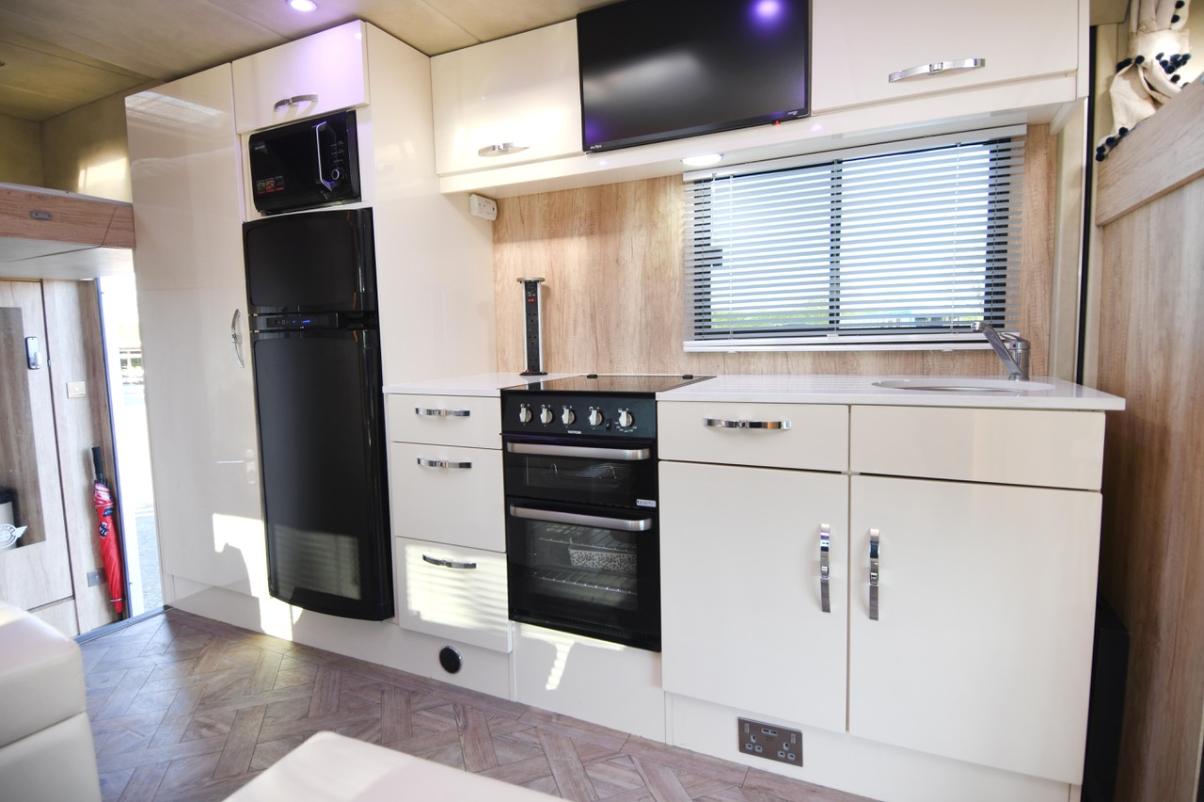 Empire Superior 18-tonne Luxury 5-stall, 6-berth Horsebox