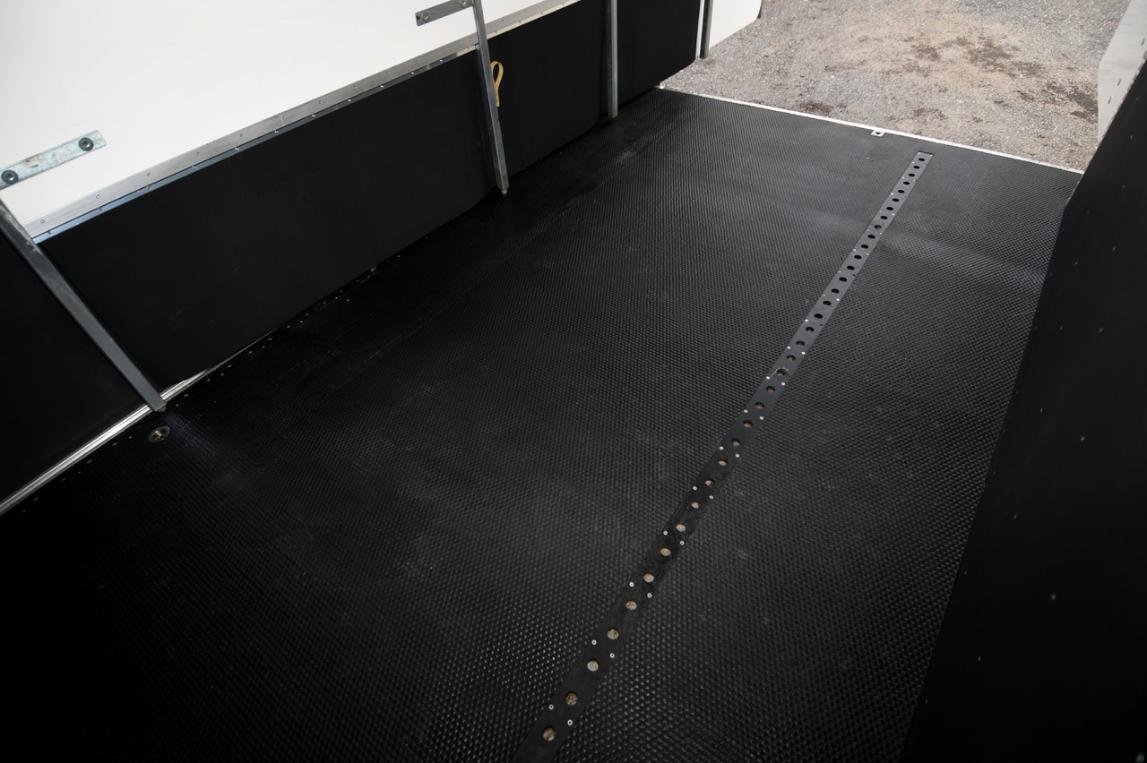 New-build Luxury 12-tonne DAF EQ-built horsebox. 4-stall / 6 berth