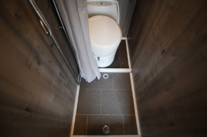 Luxury 18-tonne DAF EQ-built Horsebox with Side &amp; Rear Ramps - 7-8 stall / 4 berth