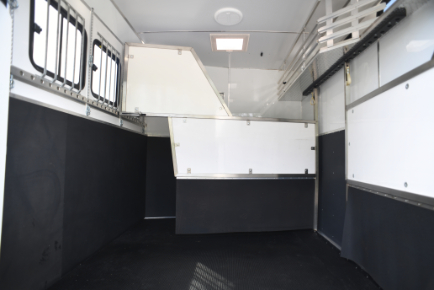 2025 EQ built Luxury 7.5 tonne horsebox. 3 stall. 4 berth