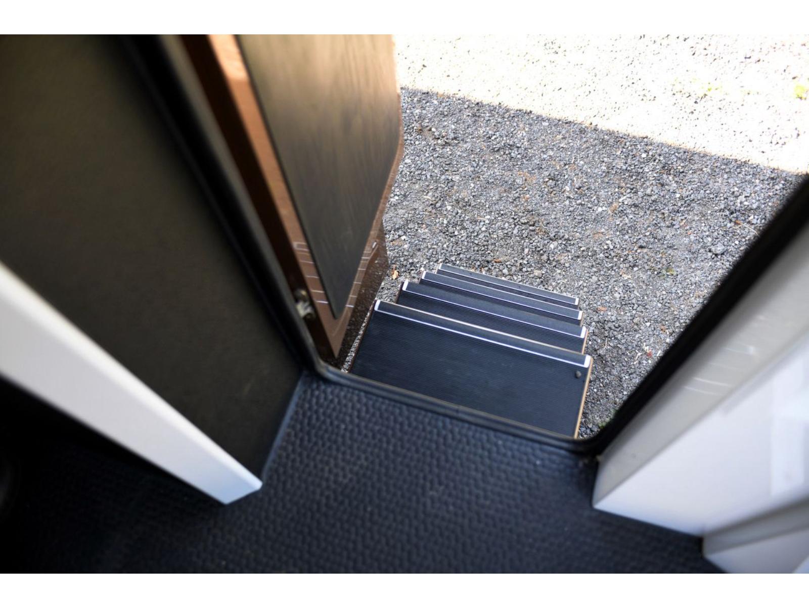 New build Scania Premium Luxury 26-tonne EQ-built horsebox. 5 stall / 6 berth