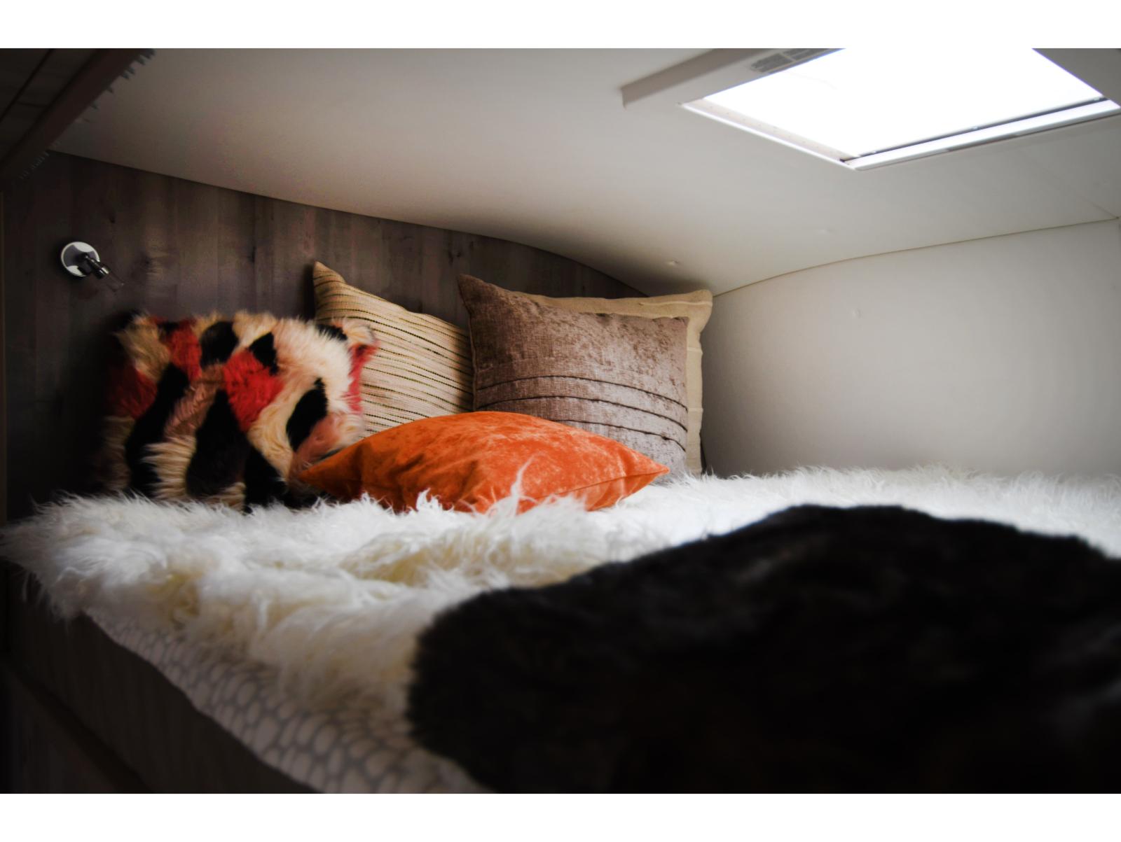 Luxury 18-tonne Scania EQ-built horsebox. 5 stall / 6 berth