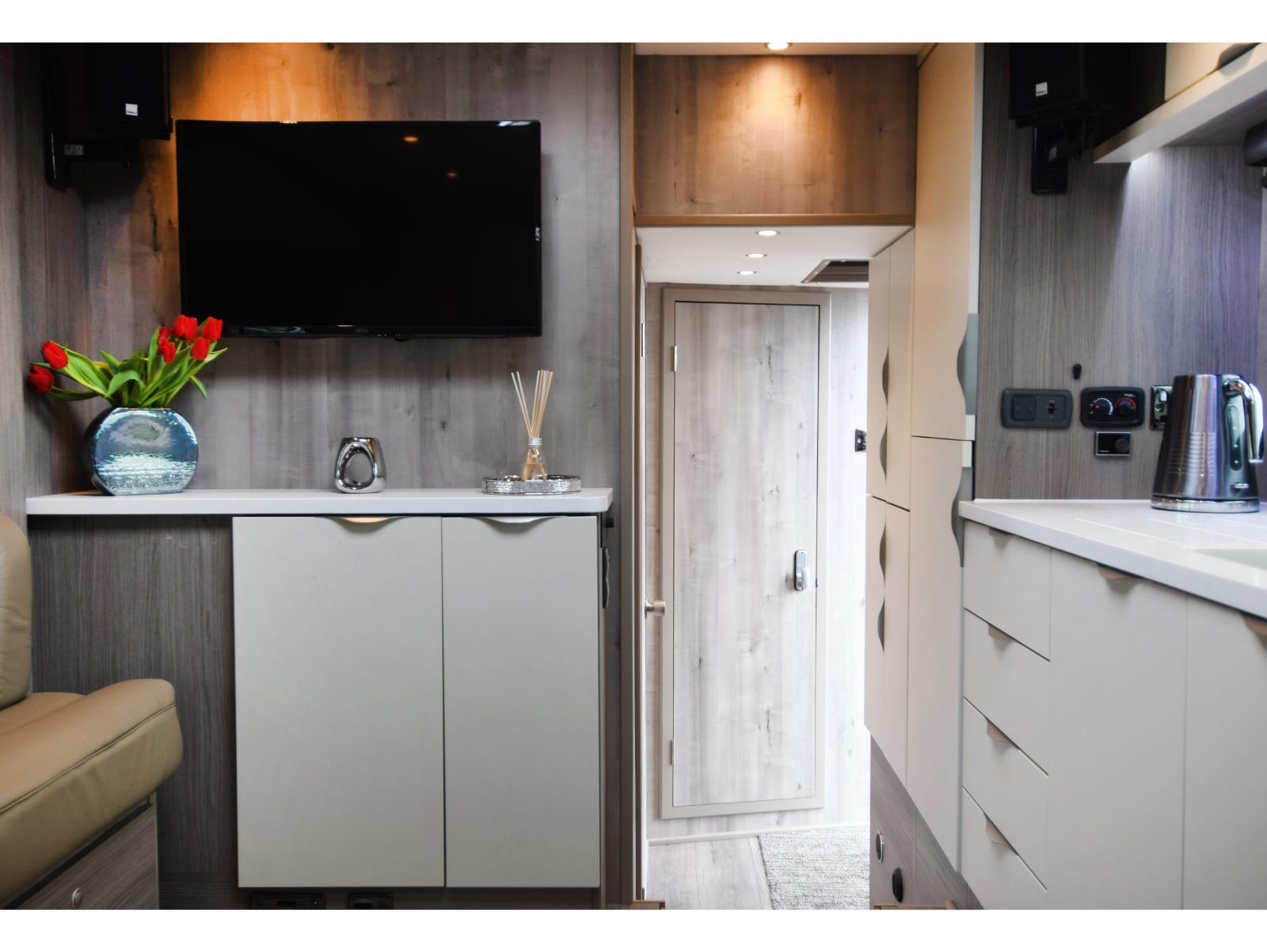 Luxury 18-tonne Scania EQ-built horsebox. 5 stall / 6 berth