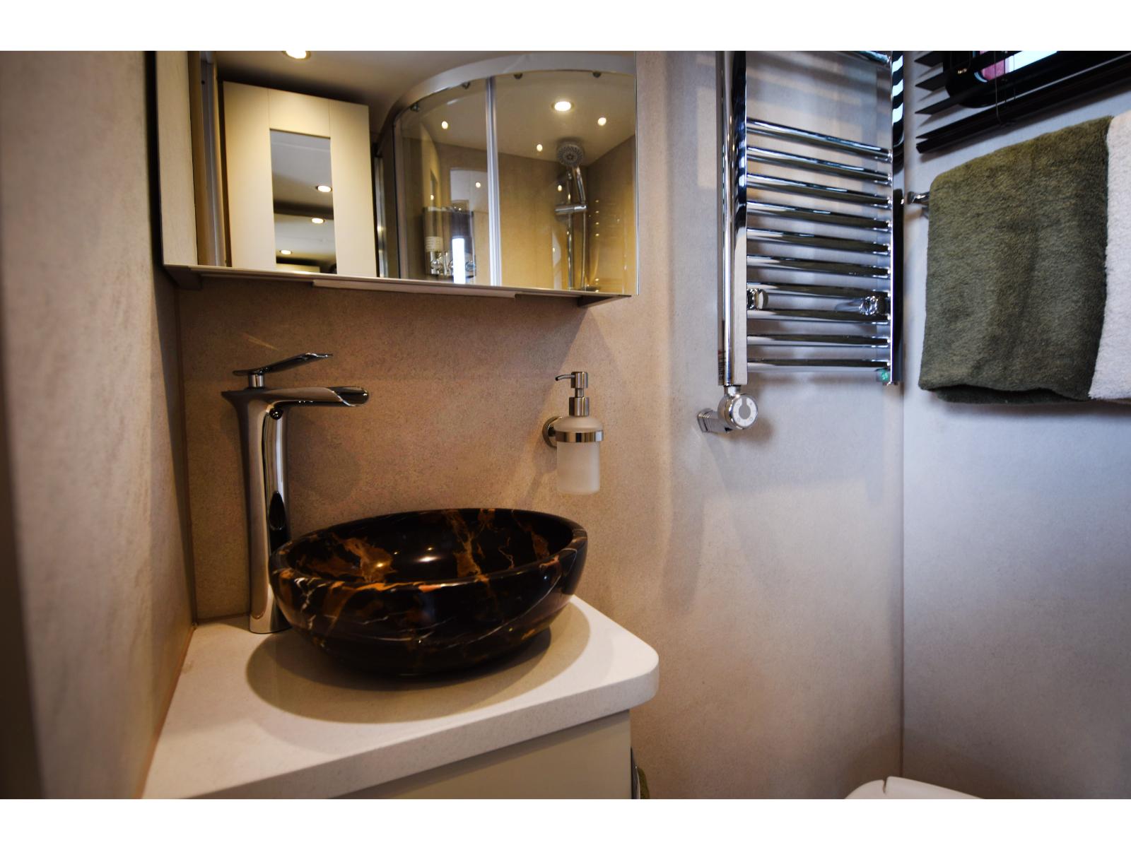 Luxury 18-tonne Scania EQ-built horsebox. 5 stall / 6 berth