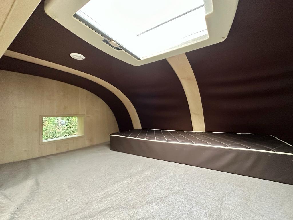 15-tonne coach-built DAF. Auto. 4 large stalls. Sleeps 4