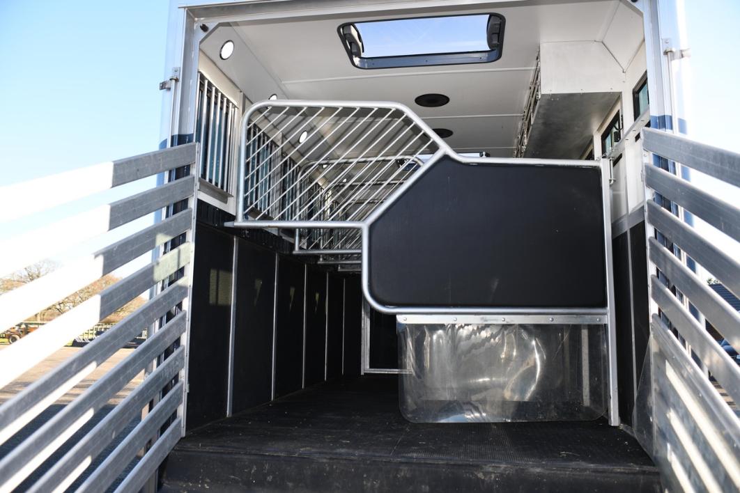 Empire Superior 18-tonne Luxury 5-stall, 6-berth Horsebox