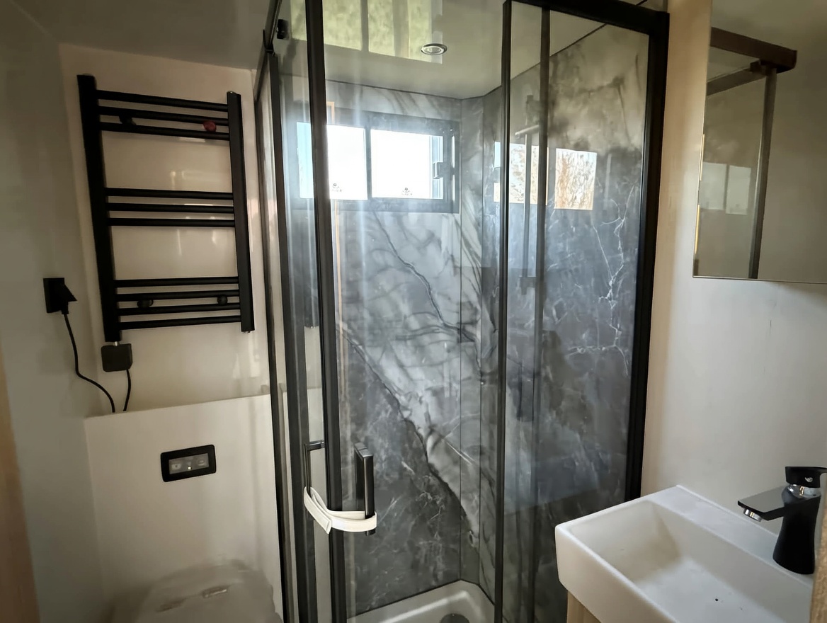 New build LHD Scania S460 Premium Luxury 26-tonne EQ-built horsebox. 6 stall / 6 berth (copy)