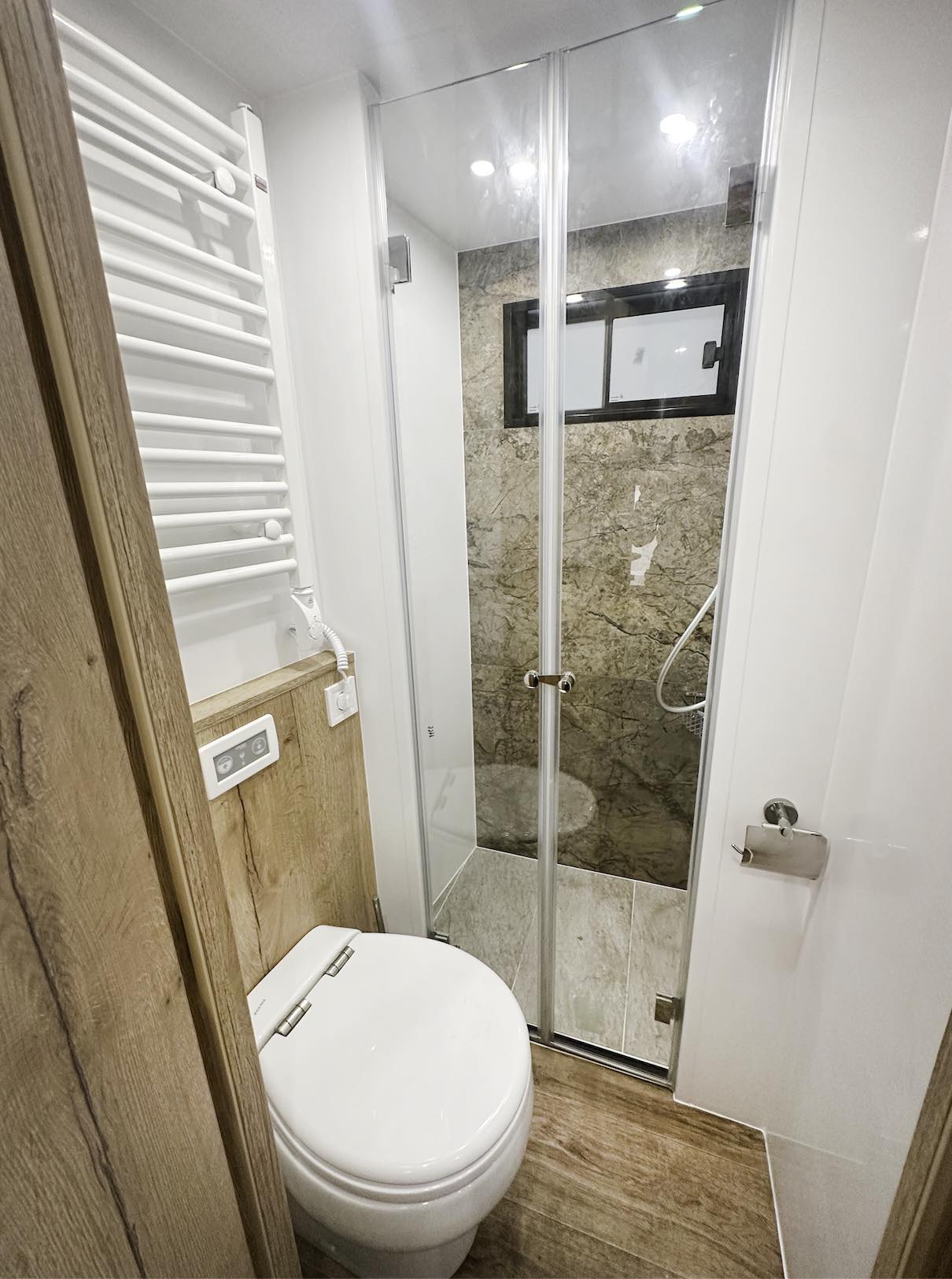 New build LHD Scania S460 Premium Luxury 26-tonne EQ-built horsebox. 4 stall / 6 berth